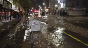 SİVAS'TA ŞEBEKE SUYU PATLADI, CADDE MOLOZLARLA KAPLANDI