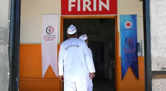 DİYARBAKIR - Mesleki eğitim alan hükümlüler günde 15 bin ekmek üretiyor