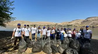 Halfeti'de gönüllüler temizlik yaptı, fidan dikti