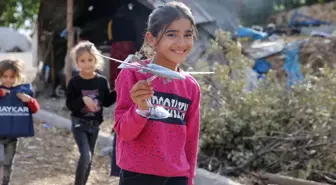 Baykar, ilk deneme uçuşlarının yapıldığı köyün sakinlerine İHA maketi hediye etti