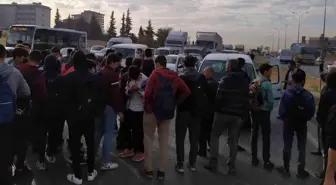 Son dakika: Kazalara tepki gösteren vatandaşlar otoyolu trafiğe kapattı