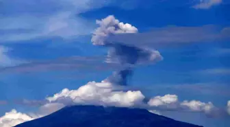 Popocatepetl Yanardağı kül ve duman püskürtmeye devam ediyor