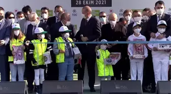 Açılışta aceleci davranan çocuk kurdeleyi kesince Cumhurbaşkanı Erdoğan'ın şaşkınlığı sözlerine yansıdı: Eyvah