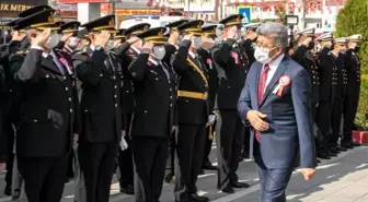 Van'da Cumhuriyet Bayramı dolayısıyla Atatürk Anıtı'na çelenk sunuldu