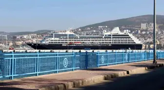 Amerikalı zenginleri taşıyan 'Azamara Journey' Kuşadası'na yanaştı