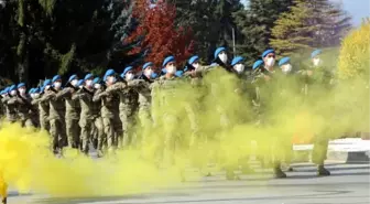 Bolu'daki kutlamalarda komandoların geçişi alkışlandı