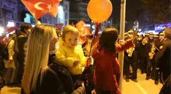 Bolu'daki kutlamalarda komandoların geçişi alkışlandı (2)