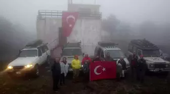 Cumhuriyet Bayramı için Kazdağları'nın 1029 rakımlı tepesinde bulutların içinde bayrak açtılar