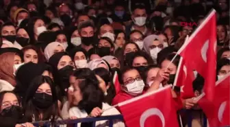 Denizliler 'Cumhuriyet' konserinde Nil Karaibrahimgil ile coştu