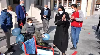 Öğretmenler aldıkları akülü sandalye ile yürüme engelli öğrenciyi sevindirdi