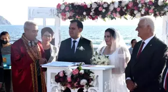 Siyasetçileri buluşturan nikah