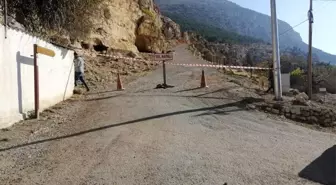 Dağdan kaya parçaları düşünce yayla yolu kapatıldı