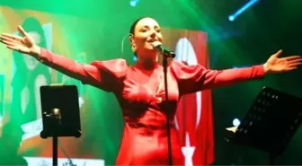 Sevcan Orhan Cumhuriyet Bayramı'nda Samsun'da konser verdi