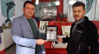 Spor kulübü başkanından esnafa plaket