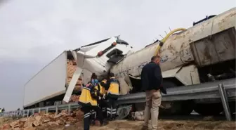 FRENİ BOŞALAN TIR, ARAZÖZÜ 200 METRE SÜRÜKLEDİ