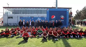 Futbolun efsaneleri Pepsi 'Yıldız Futbolcu Seminerleri' kapsamında Eskişehir'deydi