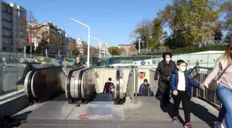 Taksim metrosunda yürümeyen merdiven çilesi