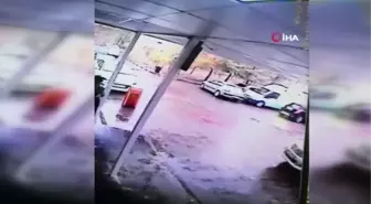 Kaza yapan 9 aylık hamile kadını polisler hastaneye götürdü