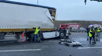 KUZEY MARMARA OTOYOLU'NDA KAZA YAPAN TIR DORSESİNDEN AYRILDI