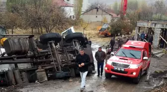 Malatya'da devrilen beton mikserinin sürücüsü araçta sıkıştı