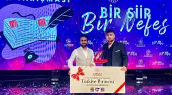 Elazığlı Muhammet Mert Özdemir Bir Şiir Bir Nefes yarışmasında Türkiye 1'incisi oldu