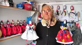 Folklorik bez bebek yaparak ev ekonomisine katkı sağlıyor