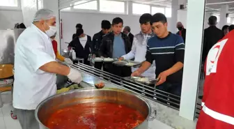 İlçe protokolü aşevinde öğrencilerle birlikte yemek yedi