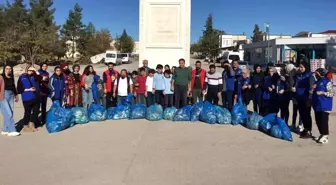 Üniversiteli gençler Samsat sokaklarını temizledi