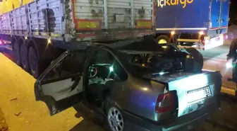 Afyonkarahisar'da tıra arkadan çarpan otomobildeki 2 kişi yaralandı