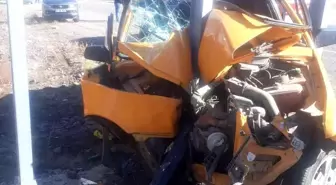 Bingöl'de otomobil levhaya ok gibi saplandı
