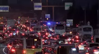 İSTANBUL'DA İŞ ÇIKIŞ SAATİNDE TRAFİK YOĞUNLUĞU