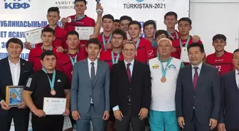 Ahmet Yesevi Üniversitesi Spor Fakültesi Voleybol Takımı 'Gençler Voleybol Turnuvası'nda 3. Oldu