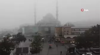 Eminönü Meydanı sisin içinde adeta kayboldu