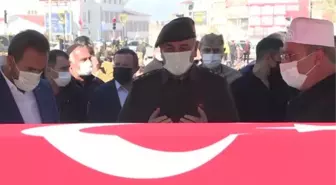 Silah kazası sonucu şehit olan asker son yolculuğuna uğurlandı