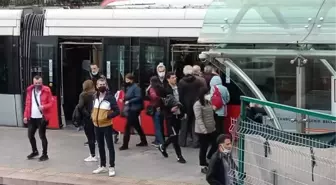 İSTANBUL'DA TOPLU TAŞIMADA VE TRAFİKTE YOĞUNLUK