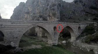 Kemerinde mescit bulunan 7 asırlık köprü görenleri hayrete düşürüyor