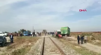 Tren hemzemin geçitte traktöre çarptı; 1 yaralı