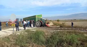 Trenin çarptığı traktörün ön iki tekerleği tarlaya uçtu; 1 yaralı