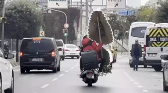 Beyoğlu'nda motosiklet üstünde çelenkli yolculuk kamerada