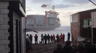 Rusya'da denizciler karaya oturan gemiden helikopterle kurtarıldı