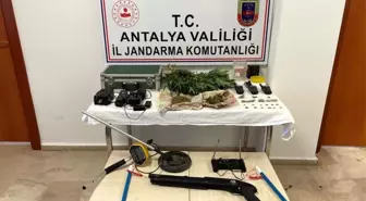 Antalya'da uyuşturucu satıcılığı ve tarihi eser kaçakçılığı yapan zanlı tutuklandı