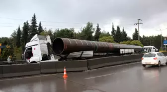 Boru yüklü tır bariyerlere çarptı, sürücü dereye düştü