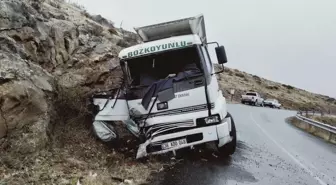 Kayseri'de freni tutmayan kamyon kayaya çarptı