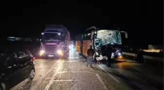 Afyonkarahisar'da otobüs TIR'a arkadan çarptı: 7 yaralı