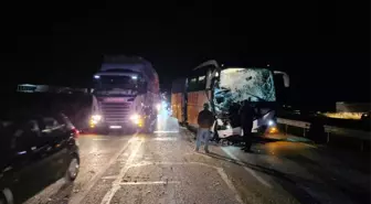 Afyonkarahisar'da tıra çarpan otobüsteki 7 yolcu yaralandı