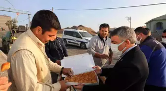 Başkan Şayir'den sahada çalışan personellere tatlı ikramı