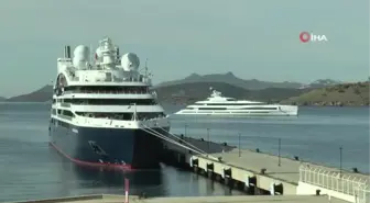 Beklenen turistler gemiyle geldi