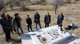 DEPREMDE YAŞAMINI YİTİREN DHA MUHABİRİ CEM EMİR, MEZARI BAŞINDA ANILDI