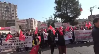 Son dakika... Evlat eylemindeki aileler şehitlere saygı yürüyüşü düzenledi