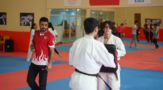 Karate Şampiyonası'nda Yıldırım Belediyesi Jimnastik Spor Kulübü sporcularını uğurladı